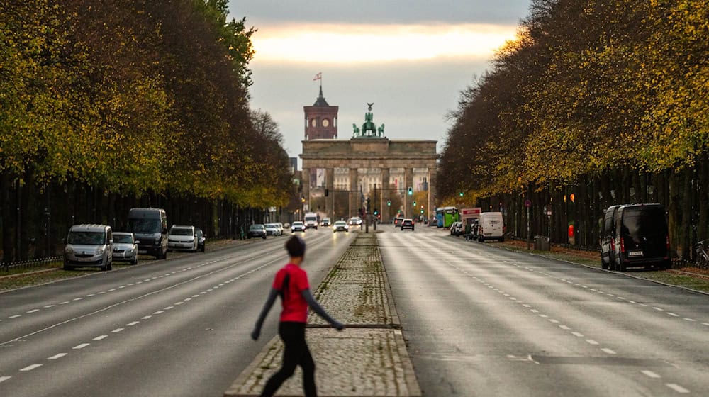 Zu Wochenmitte wird das Herbstwetter milder. (Symbolbild) / Foto: Christophe Gateau/dpa