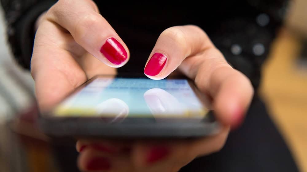 Hunderte Menschen wurden allein in Berlin 2024 durch falsche Liebesversprechen im Internet betrogen. (Symbolbild) / Foto: Sebastian Gollnow/dpa