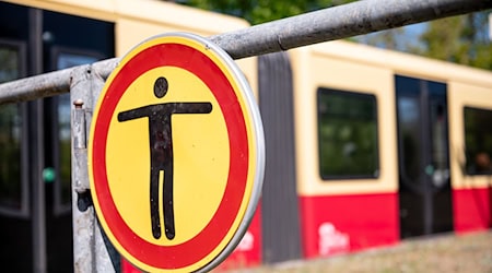 Immer wieder kommt es zu Unfällen beim sogenannten S-Bahn-Surfen - ein verbotene und lebensgefährliche Aktion. (Archivbild) / Foto: Fabian Sommer/dpa