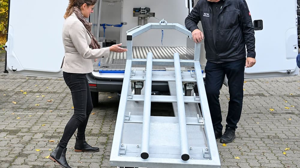 Das mobile Schlachtfahrzeug soll eine tierschonende Schlachtung direkt im Stall oder auf der Weide ermöglichen.  / Foto: Jens Kalaene/dpa