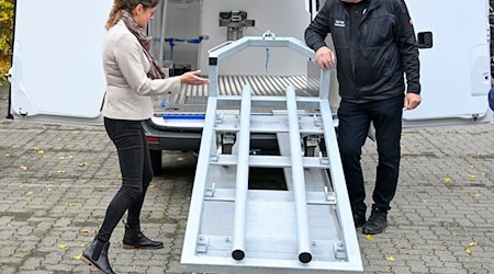 Das mobile Schlachtfahrzeug soll eine tierschonende Schlachtung direkt im Stall oder auf der Weide ermöglichen.  / Foto: Jens Kalaene/dpa Das mobile Schlachtfahrzeug soll eine tierschonende Schlachtung direkt im Stall oder auf der Weide ermöglichen.  / Foto: Jens Kalaene/dpa