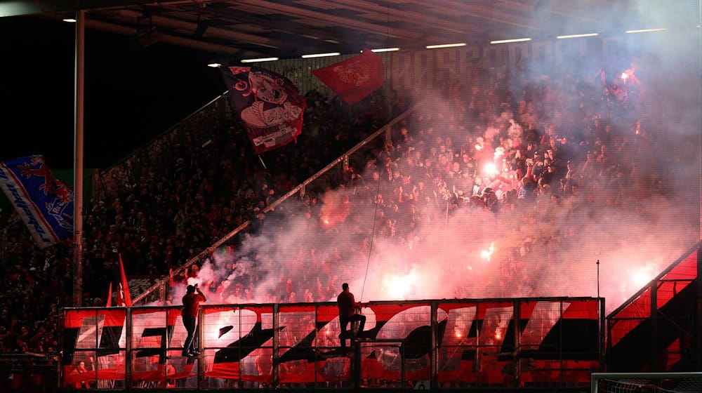 Beim Pokalspiel in Cottbus ist ein Leipziger Fan nach einem medizinischen Notfall gestorben.  / Foto: Robert Michael/dpa Beim Pokalspiel in Cottbus ist ein Leipziger Fan nach einem medizinischen Notfall gestorben.  / Foto: Robert Michael/dpa
