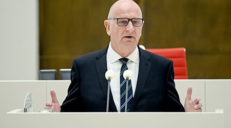 Brandenburgs Ministerpräsident Dietmar Woidke (SPD) will als SPD-Abgeordneter auch vor Ort ansprechbar bleiben (Archivbild). / Foto: Britta Pedersen/dpa Brandenburgs Ministerpräsident Dietmar Woidke (SPD) will als SPD-Abgeordneter auch vor Ort ansprechbar bleiben (Archivbild). / Foto: Britta Pedersen/dpa