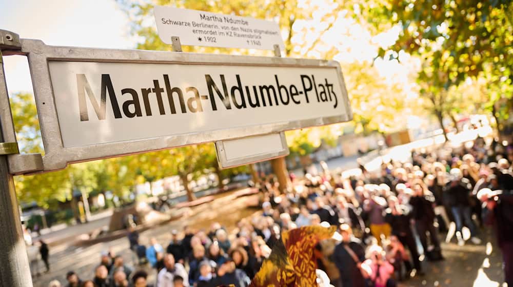 Bei einem Festakt ist das Straßenschild enthüllt worden - der Platz ist nun nach Martha Ndumbe benannt.  / Foto: Annette Riedl/dpa