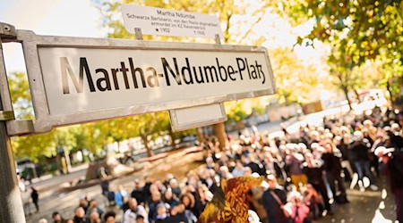 Bei einem Festakt ist das Straßenschild enthüllt worden - der Platz ist nun nach Martha Ndumbe benannt.  / Foto: Annette Riedl/dpa