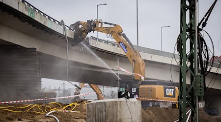 Die alte Ringbahnbrücke wurde im Frühjahr abgerissen - jetzt beginnen die Arbeiten für den Ersatzneubau. (Archivbild) / Foto: Christoph Soeder/dpa