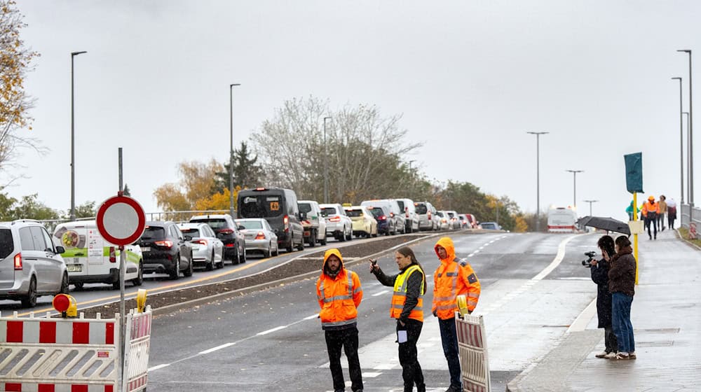 Nach knapp 4,5 Jahren Bauzeit ist der Ersatzneubau der Brücke am südlichen Blumberger Damm fertig. / Foto: Soeren Stache/dpa Nach knapp 4,5 Jahren Bauzeit ist der Ersatzneubau der Brücke am südlichen Blumberger Damm fertig. / Foto: Soeren Stache/dpa