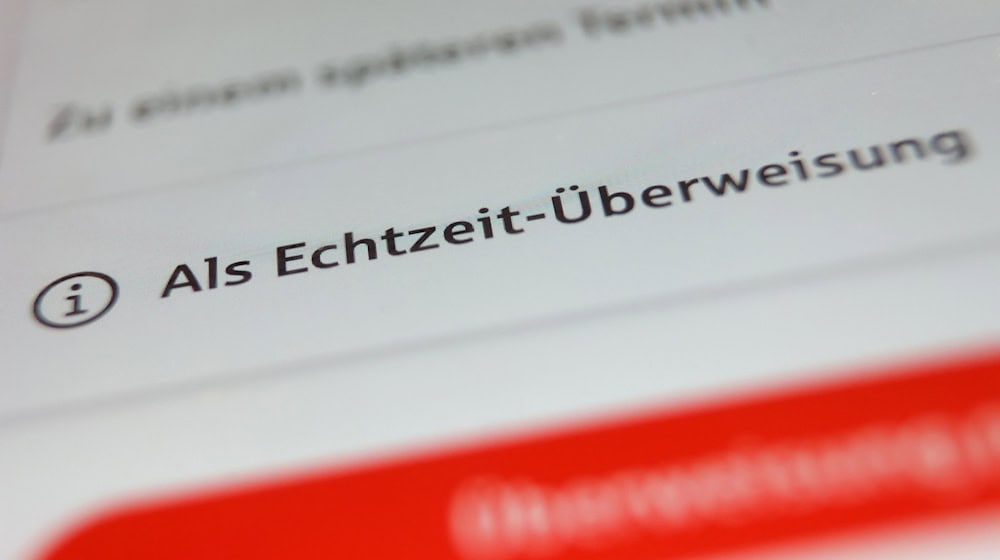 Innerhalb von Sekunden ist das Geld von einem aufs andere Konto überwiesen. (Symbolbild) / Foto: Karl-Josef Hildenbrand/dpa