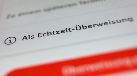 Innerhalb von Sekunden ist das Geld von einem aufs andere Konto überwiesen. (Symbolbild) / Foto: Karl-Josef Hildenbrand/dpa