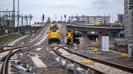 Seit Jahren verzögert sich die Inbetriebnahme der neuen S-Bahn-Strecke zwischen dem Berliner Nordring und dem Hauptbahnhof. (Archivbild) / Foto: Monika Skolimowska/dpa Seit Jahren verzögert sich die Inbetriebnahme der neuen S-Bahn-Strecke zwischen dem Berliner Nordring und dem Hauptbahnhof. (Archivbild) / Foto: Monika Skolimowska/dpa