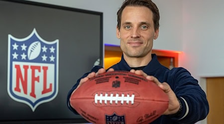 Deutschlands NFL-Chef Alexander Steinforth freut sich über die große Nachfrage. / Foto: Soeren Stache/dpa