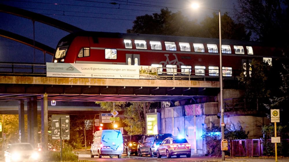 Rund 300 Fahrgäste mussten einen liegengebliebenen Regionalexpress verlassen. / Foto: Britta Pedersen/dpa Rund 300 Fahrgäste mussten einen liegengebliebenen Regionalexpress verlassen. / Foto: Britta Pedersen/dpa