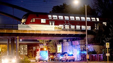 Rund 300 Fahrgäste mussten einen liegengebliebenen Regionalexpress verlassen. / Foto: Britta Pedersen/dpa Rund 300 Fahrgäste mussten einen liegengebliebenen Regionalexpress verlassen. / Foto: Britta Pedersen/dpa