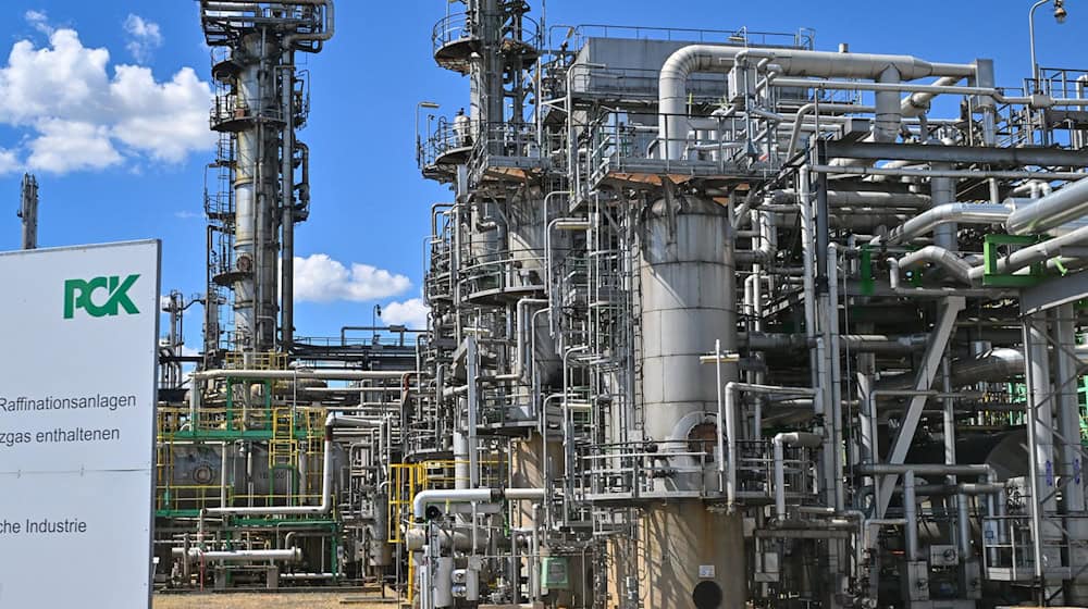 Die Ölraffinerie PCK ist eine der wichtigsten Industrieanlagen im Nordosten Brandenburgs. (Archivbild) / Foto: Patrick Pleul/dpa Die Ölraffinerie PCK ist eine der wichtigsten Industrieanlagen im Nordosten Brandenburgs. (Archivbild) / Foto: Patrick Pleul/dpa