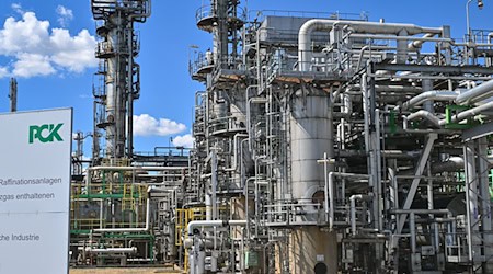 Die Ölraffinerie PCK ist eine der wichtigsten Industrieanlagen im Nordosten Brandenburgs. (Archivbild) / Foto: Patrick Pleul/dpa Die Ölraffinerie PCK ist eine der wichtigsten Industrieanlagen im Nordosten Brandenburgs. (Archivbild) / Foto: Patrick Pleul/dpa