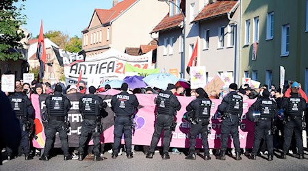 Bereits in der Vergangenheit gab es Protest gegen einen Parteitag der Berliner AfD im brandenburgischen Jüterbog. (Archivbild)  / Foto: Annette Riedl/dpa
