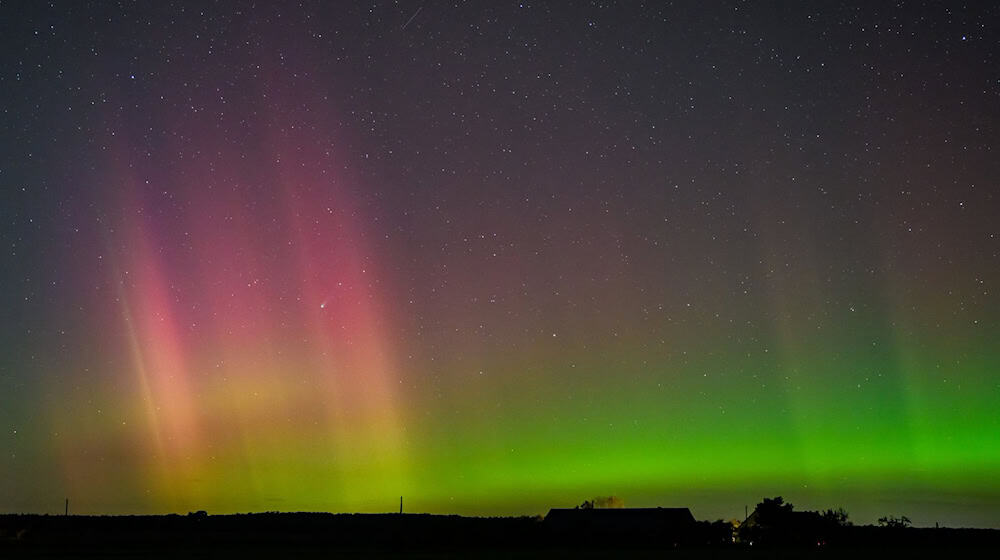 Polarlicht und Komet leuchten am Nachthimmel. / Foto: Patrick Pleul/dpa