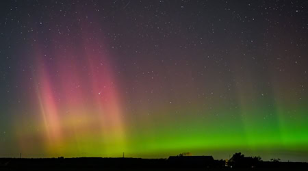 Polarlicht und Komet leuchten am Nachthimmel. / Foto: Patrick Pleul/dpa