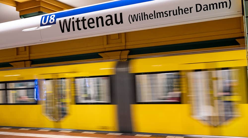 Die Polizei führte Waffenkontrollen entlang der U8 durch. (Symbolbild) / Foto: Fabian Sommer/dpa