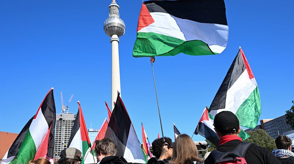 Die Polizei verbietet die Demo am Alexanderplatz. (Archivbild) / Foto: Annette Riedl/dpa