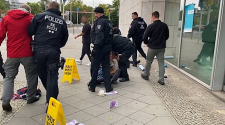 Etwa 20 Demonstranten protestieren nach Polizeiangaben an der CDU-Zentrale und versuchen in das Gebäude zu kommen, die meisten werden vorläufig festgenommen.  / Foto: Sascha Meyer/dpa