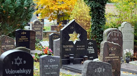 Der jüdische Friedhof in Potsdam wurde bereits 1743 gegründet. (Archivbild)    / Foto: Soeren Stache/dpa