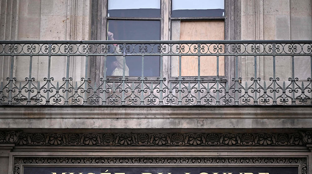 Im Pariser Louvre wurden kostbare Schmuckstücke gestohlen. / Foto: Julien De Rosa/AFP/dpa