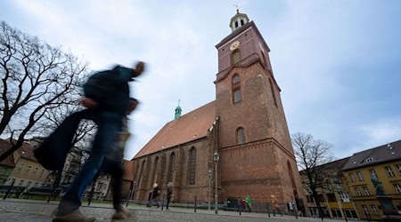 In der Spandauer St.-Nikolai-Kirche predigt am Reformationstag die Londoner Bischöfin Sarah Mullally und setzt damit ein Zeichen der Ökumene. (Archivbild)       / Foto: Monika Skolimowska/dpa In der Spandauer St.-Nikolai-Kirche predigt am Reformationstag die Londoner Bischöfin Sarah Mullally und setzt damit ein Zeichen der Ökumene. (Archivbild)       / Foto: Monika Skolimowska/dpa