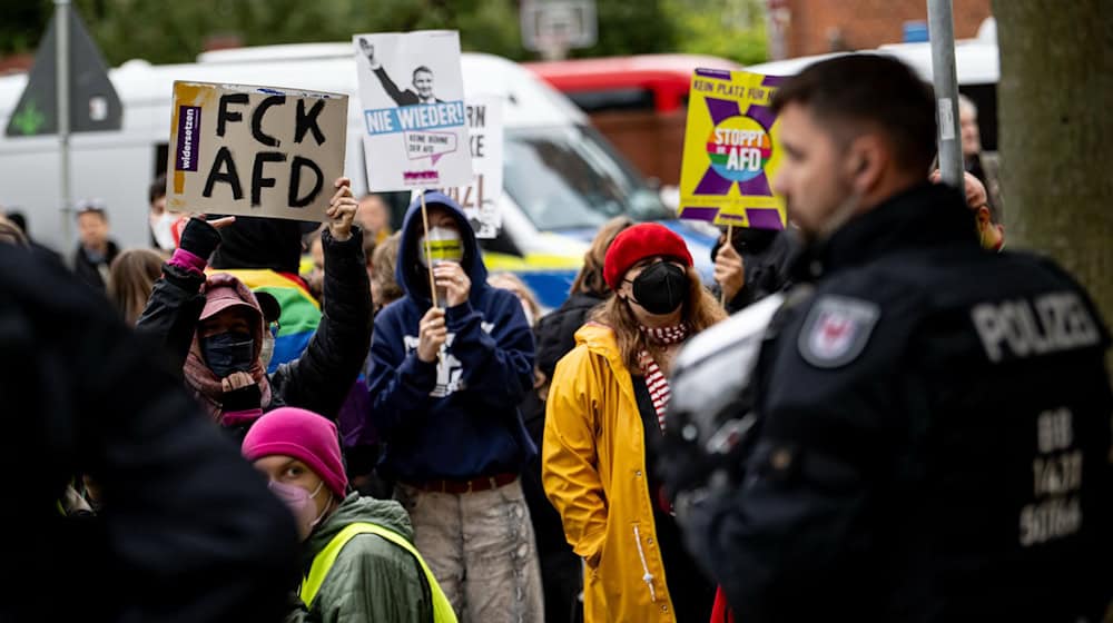 Die Berliner AfD trifft bei ihrem Parteitag in Jüterbog auf Protest. / Foto: Fabian Sommer/dpa