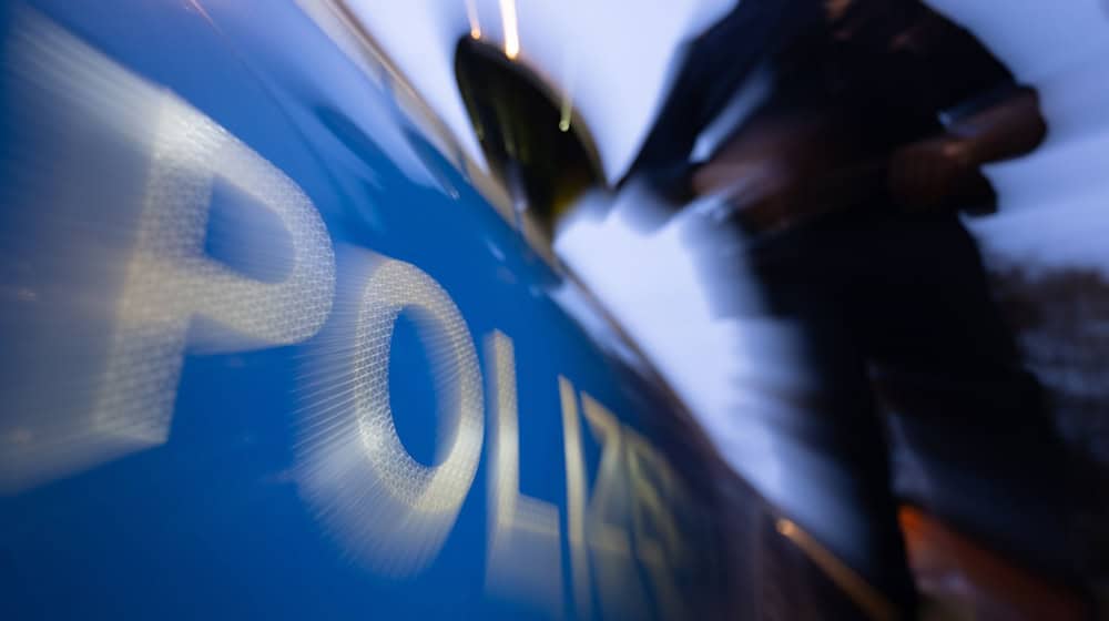 Eine große Gruppe randalierte in der Nacht in Köpenick. (Symbolbild) / Foto: Marijan Murat/dpa