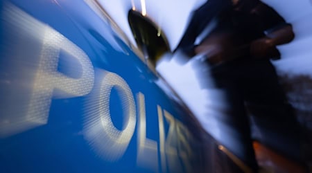 Eine große Gruppe randalierte in der Nacht in Köpenick. (Symbolbild) / Foto: Marijan Murat/dpa