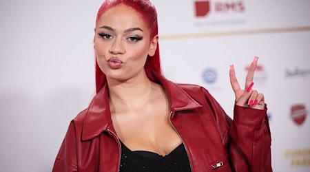 Rapperin Badmómzjay erhält eine Auszeichnung des Magazins «Glamour» (Archivbild).  / Foto: Christian Charisius/dpa Rapperin Badmómzjay erhält eine Auszeichnung des Magazins «Glamour» (Archivbild).  / Foto: Christian Charisius/dpa