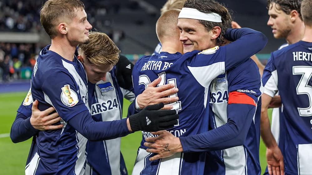 Reese freute sich für seinen Teamkameraden. / Foto: Andreas Gora/dpa Reese freute sich für seinen Teamkameraden. / Foto: Andreas Gora/dpa