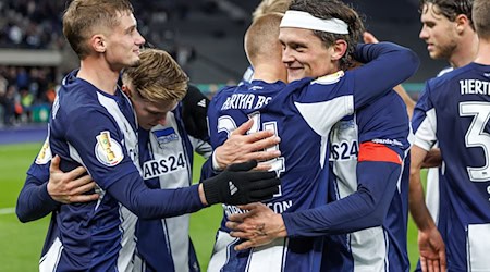 Reese freute sich für seinen Teamkameraden. / Foto: Andreas Gora/dpa Reese freute sich für seinen Teamkameraden. / Foto: Andreas Gora/dpa