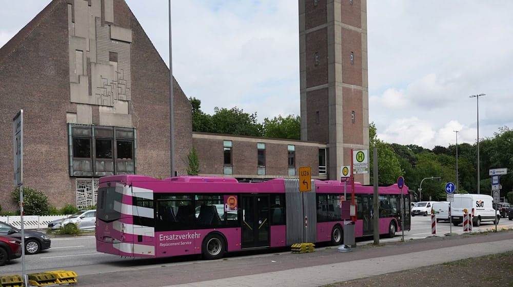 Ein Ersatzbus steht in Hamburg an einer Haltestelle des Ersatzverkehrs. (Archivbild) / Foto: Marcus Brandt/dpa
