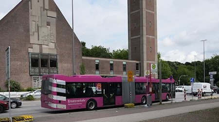 Ein Ersatzbus steht in Hamburg an einer Haltestelle des Ersatzverkehrs. (Archivbild) / Foto: Marcus Brandt/dpa