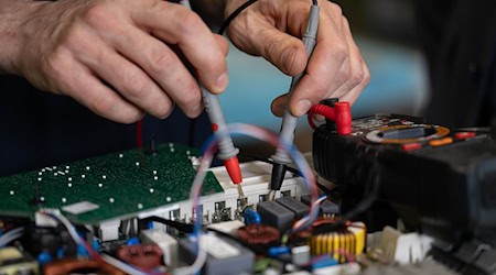 Mit Hilfe des Reparaturbonus können Haushalte Geld sparen, wenn sie Elektrogeräte reparieren lassen statt sie auszutauschen. (Symbolbild) / Foto: Hendrik Schmidt/dpa