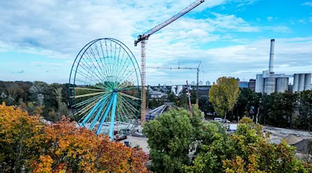 Das Riesenrad soll Herzstück des neuen Spreeparks sein.   / Foto: Britta Pedersen/dpa