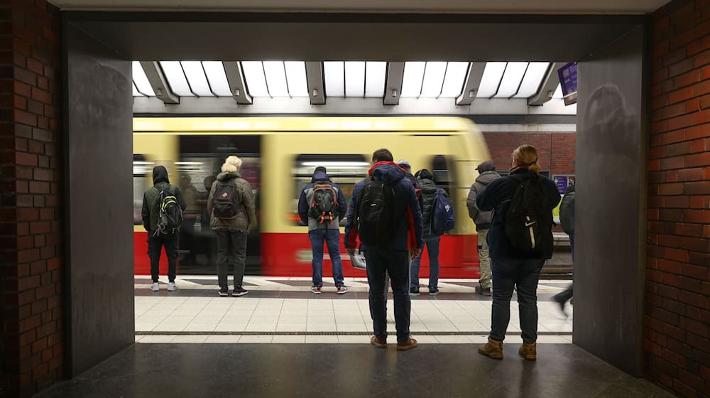Für die Ausfälle ist Schienenersatzverkehr eingerichtet - der BVG zufolge fährt der Ersatzbus der U2 aber nicht den üblichen Linienweg. (Symbolbild) / Foto: Jörg Carstensen/dpa