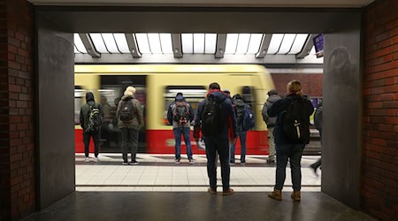 Für die Ausfälle ist Schienenersatzverkehr eingerichtet - der BVG zufolge fährt der Ersatzbus der U2 aber nicht den üblichen Linienweg. (Symbolbild) / Foto: Jörg Carstensen/dpa
