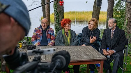 «Heimsuchung» ist nicht die erste Literaturverfilmung von Volker Schlöndorff (ganz links im Bild). / Foto: Patrick Pleul/dpa