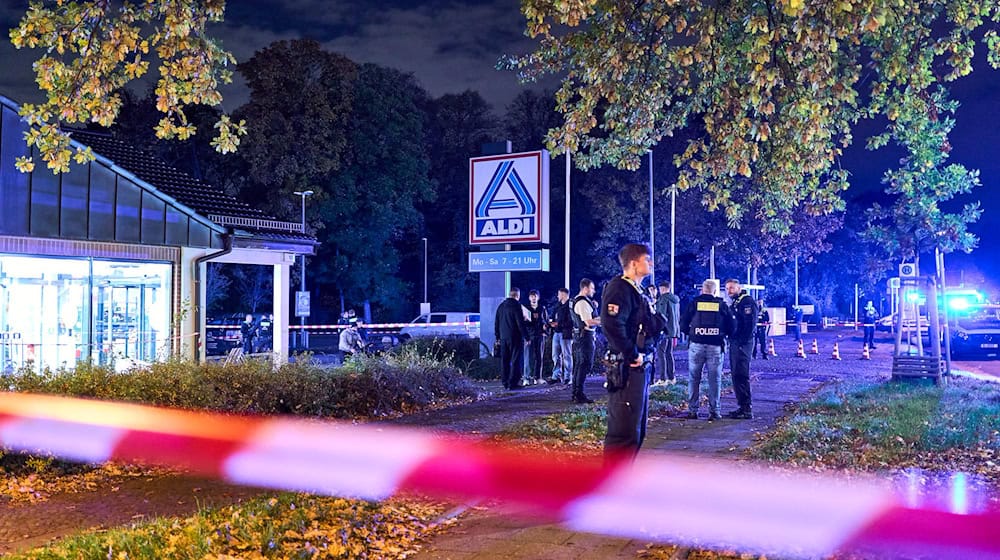 Mindestens eine Person wurde verletzt und in ein Krankenhaus gebracht.  / Foto: Michael Ukas/dpa