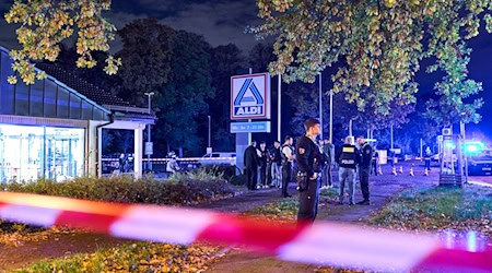 Mindestens eine Person wurde verletzt und in ein Krankenhaus gebracht.  / Foto: Michael Ukas/dpa