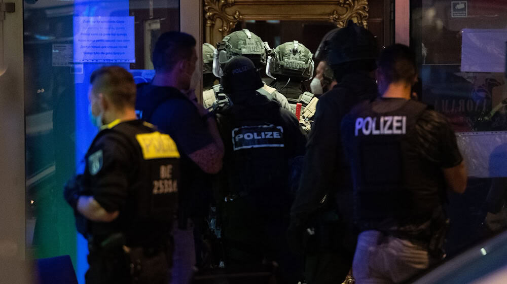 Weil ein Mann sich in seiner Wohnung verschanzte, rückte das SEK nach Neukölln aus. (Symbolbild) / Foto: Paul Zinken/dpa-Zentralbild/dpa