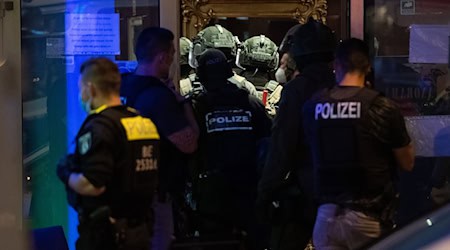 Weil ein Mann sich in seiner Wohnung verschanzte, rückte das SEK nach Neukölln aus. (Symbolbild) / Foto: Paul Zinken/dpa-Zentralbild/dpa