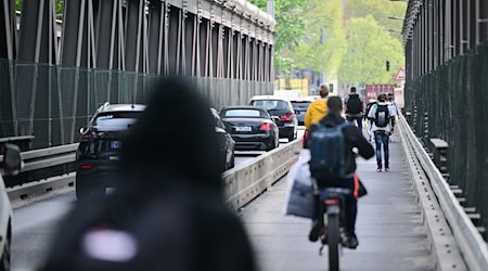 An der Elsenbrücke soll ein Fahrradweg zugunsten eines zweiten Fahrstreifens für Autos weichen. (Archivbild) / Foto: Sebastian Christoph Gollnow/dpa