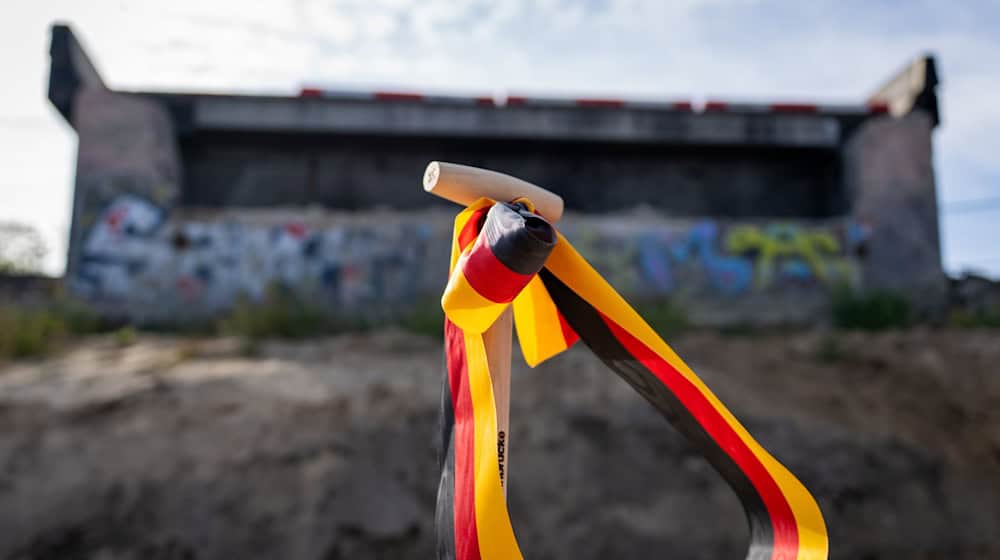 Für den Neubau der Ringbahnbrücke erfolgte im Berliner Westen der feierliche Spatenstich. / Foto: Soeren Stache/dpa