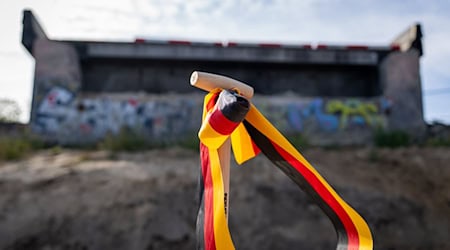 Für den Neubau der Ringbahnbrücke erfolgte im Berliner Westen der feierliche Spatenstich. / Foto: Soeren Stache/dpa