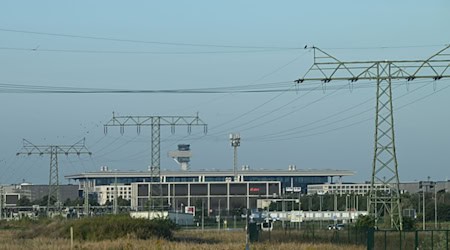 Angesichts zunehmender Drohnensichtungen - auch am Flughafen BER - wird über die Abwehr diskutiert. (Archivbild) / Foto: Annette Riedl/dpa