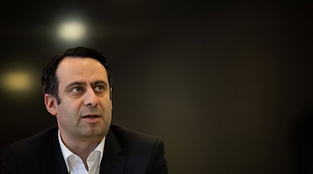 Sozialstaatssekretär Aziz Bozkurt (SPD) fordert beim Bürgergeld einen Kurswechsel seiner eigenen Partei. (Archivbild)  / Foto: Sebastian Gollnow/dpa Sozialstaatssekretär Aziz Bozkurt (SPD) fordert beim Bürgergeld einen Kurswechsel seiner eigenen Partei. (Archivbild)  / Foto: Sebastian Gollnow/dpa